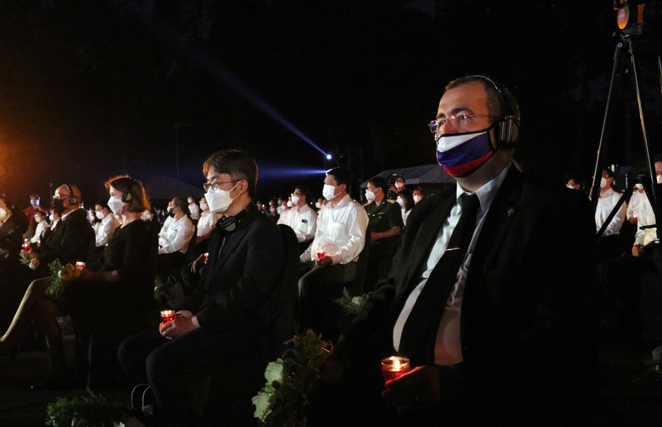 Đại diện đoàn lãnh sự các nước tại Thành phố Hồ Chí Minh tham dự buổi lễ. (Ảnh: Xuân Khu/TTXVN)