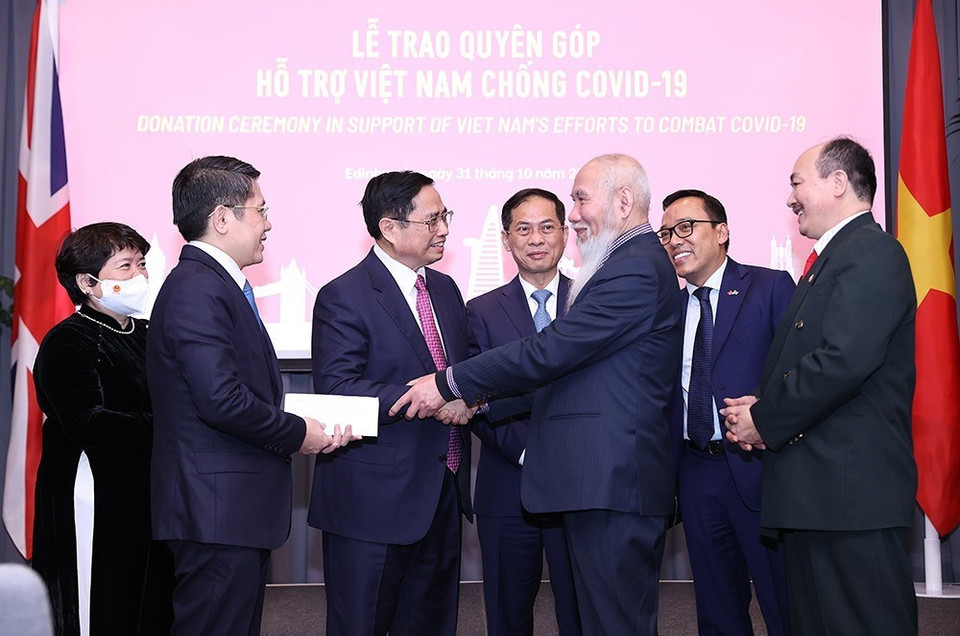 Thủ tướng Chính phủ Phạm Minh Chính với cộng đồng người Việt Nam ở Anh. (Ảnh: Dương Giang/TTXVN)