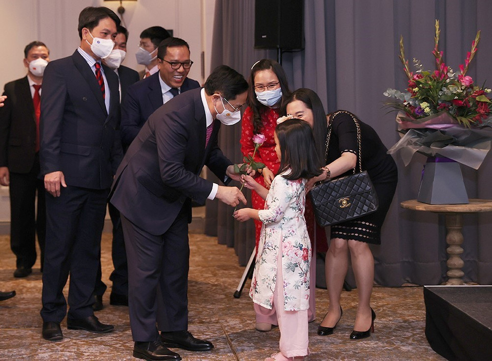 Thủ tướng Chính phủ Phạm Minh Chính với cộng đồng người Việt Nam ở Anh. (Ảnh: Dương Giang/TTXVN)
