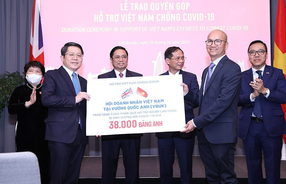 Thủ tướng Chính phủ Phạm Minh Chính chứng kiến Lễ trao quyên góp hỗ trợ Việt Nam chống dịch COVID-19. (Ảnh: Dương Giang/TTXVN)