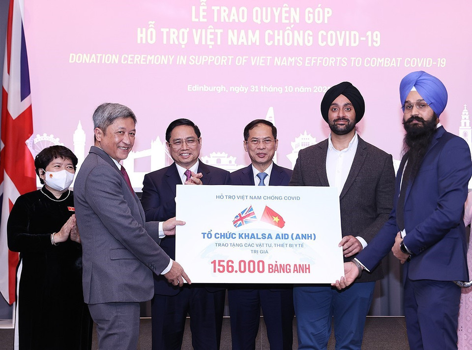 Thủ tướng Chính phủ Phạm Minh Chính chứng kiến Lễ trao quyên góp hỗ trợ Việt Nam chống dịch COVID-19. (Ảnh: Dương Giang/TTXVN)