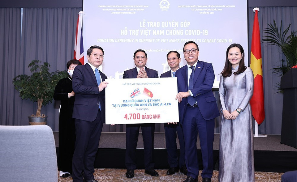 Thủ tướng Chính phủ Phạm Minh Chính chứng kiến Lễ trao quyên góp hỗ trợ Việt Nam chống dịch COVID-19. (Ảnh: Dương Giang/TTXVN)