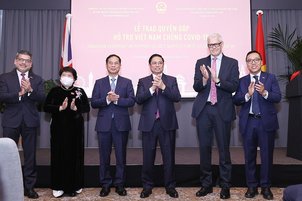 Thủ tướng Chính phủ Phạm Minh Chính với cộng đồng người Việt Nam ở Anh. (Ảnh: Dương Giang/TTXVN)