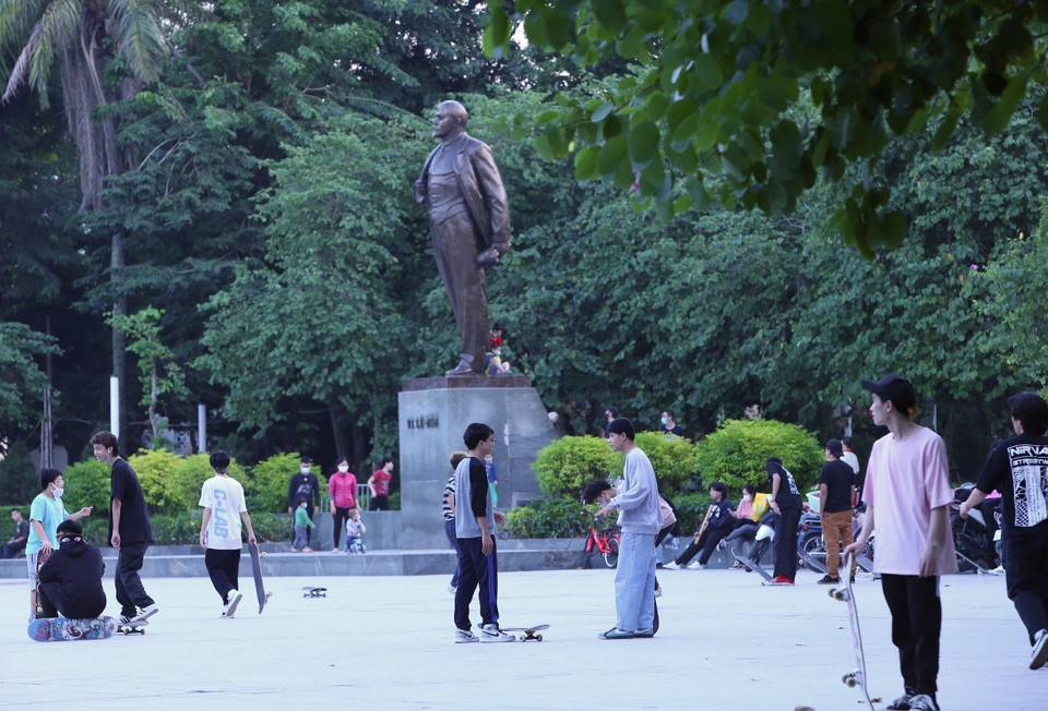 Thanh thiếu niên - đối tượng chưa được tiêm vaccine là đối tượng có nguy cơ lây nhiễm COVID-19 cao, nhưng nhiều người vẫn không tuân thủ việc đeo khẩu trang (ảnh chụp chiều 10/11/2021 tại Công viên Lê Nin). (Ảnh: Hoàng Hiếu/TTXVN)