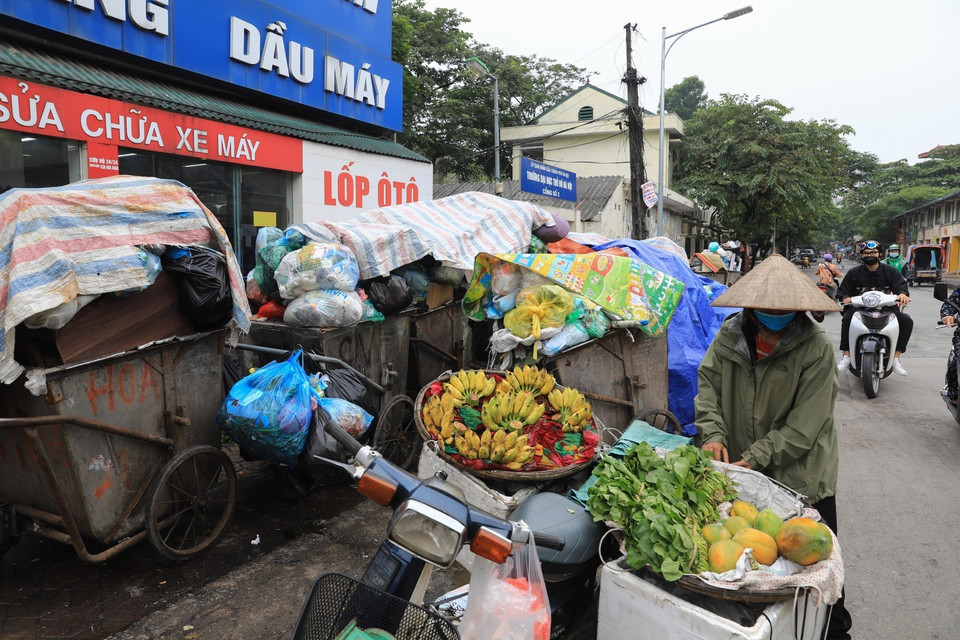 Phía công ty Công ty trách nhiệm hữu hạn một thành viên Môi trường Đô thị Hà Nội cho biết do hồ chứa ở bãi rác Nam Sơn gặp sự cố nên sẽ ngừng tiếp nhận rác tối thiểu trong thời gian 3 ngày và có thể sẽ kéo dài hơn. (Ảnh: Thành Đạt/TTXVN)