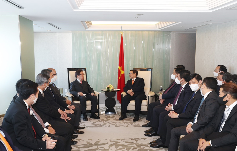 Thủ tướng Phạm Minh Chính tiếp lãnh đạo một số trường đại học và tập đoàn của Nhật Bản. (Ảnh: Dương Giang/TTXVN)