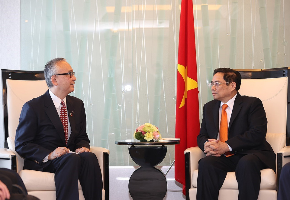 Thủ tướng Phạm Minh Chính tiếp lãnh đạo Tập đoàn Dược phẩm Shionogi. (Ảnh: Dương Giang/TTXVN)