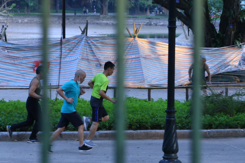 Người dân vẫn chủ quan không đeo khẩu trang khi tập thể dục tại Công Viên Bách Thảo Hà Nội (ảnh chụp chiều 10/11/2021). (Ảnh: Hoàng Hiếu/TTXVN)