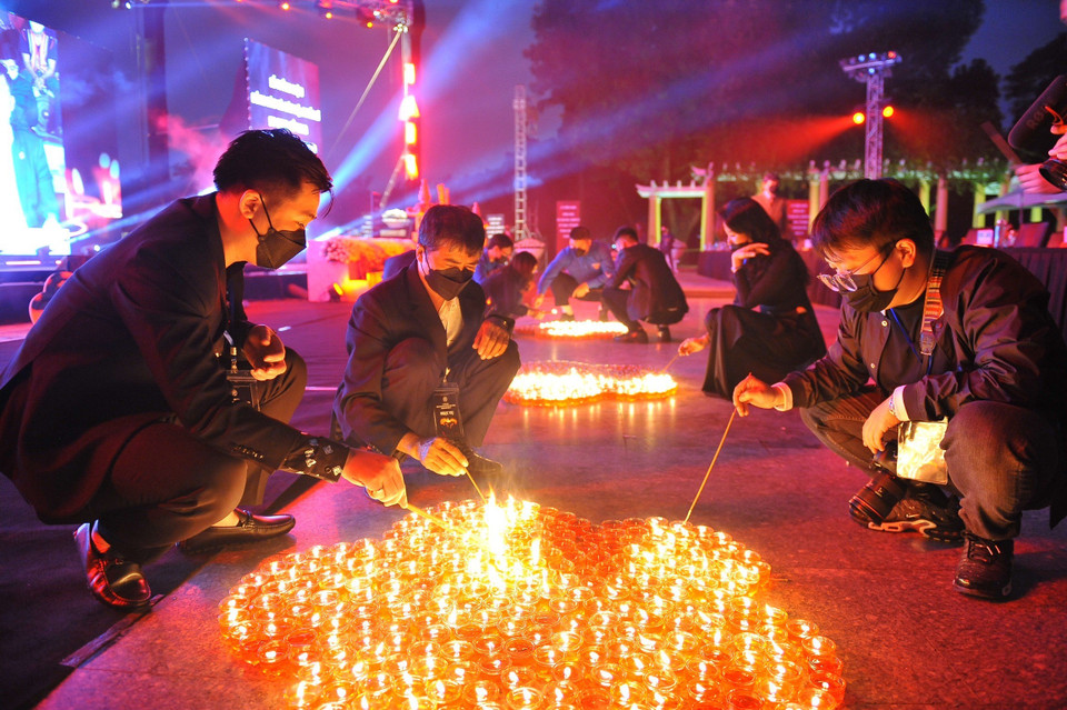 Chương trình được truyền hình trực tiếp trên kênh VTV1 của Đài Truyền hình Việt Nam từ hai điểm cầu Hội trường Thống Nhất (Thành phố Hồ Chí Minh) và Công viên Thống Nhất (Hà Nội). (Ảnh: Minh Đức/TTXVN)