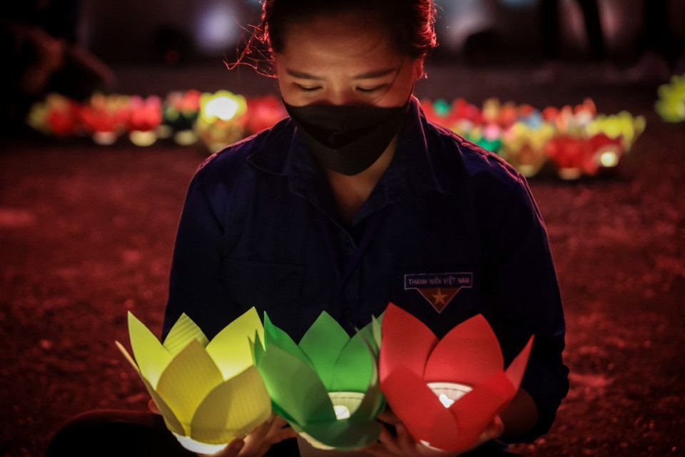 Đoàn viên, thanh niên thả hoa đăng tưởng niệm đồng bào và cán bộ, chiến sỹ hy sinh, tử vong trong đại dịch COVID-19. (Ảnh: Minh Đức/TTXVN)