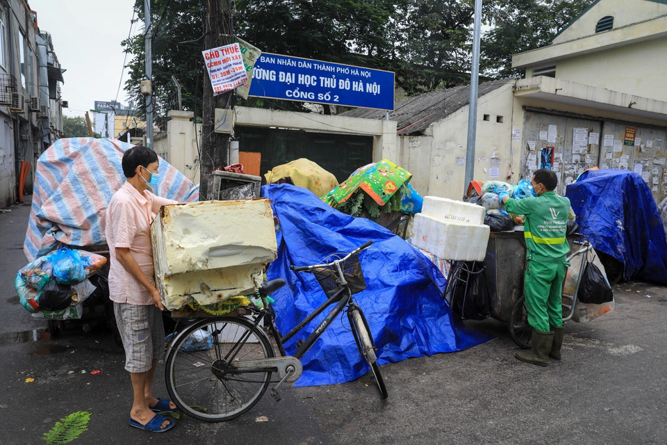 Người dân buộc phải vứt rác giữa đường do không có chỗ đổ. (Ảnh: Thành Đạt/TTXVN)