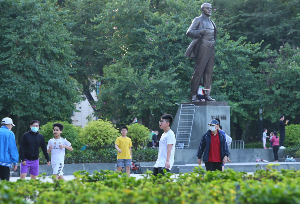 Thanh thiếu niên - chưa được tiêm vaccine là đối tượng có nguy cơ lây nhiễm COVID-19 cao, nhưng nhiều người vẫn không tuân thủ việc đeo khẩu trang(ảnh chụp chiều 10/11/2021 tại Công viên Lê Nin). (Ảnh: Hoàng Hiếu/TTXVN)