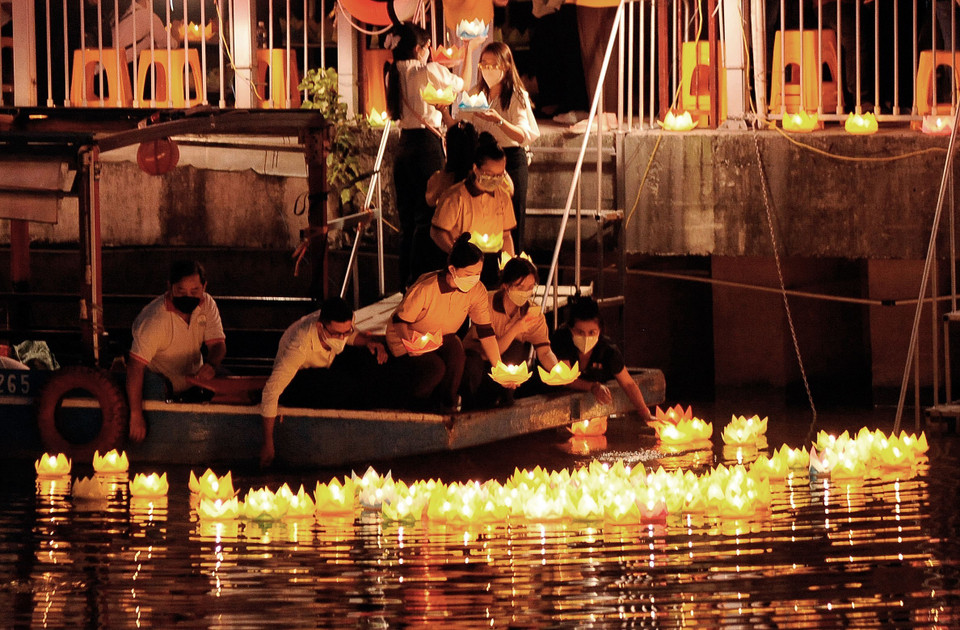 Nghi thức thả hoa đăng tưởng niệm đồng bào và cán bộ, chiến sỹ hy sinh, tử vong trong đại dịch COVID-19 trên kênh Nhiêu Lộc-Thị Nghè, trước chùa Pháp Hoa (quận 3, Thành phố Hồ Chí Minh). (Ảnh: An Hiếu/TTXVN)