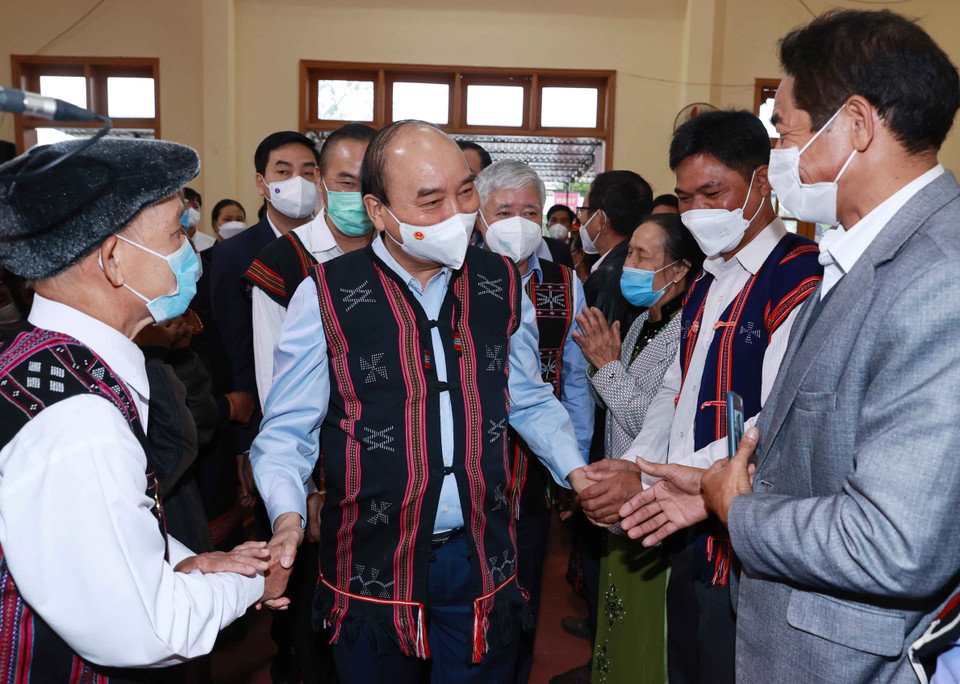 Chủ tịch nước Nguyễn Xuân Phúc với đồng bào các dân tộc tỉnh Quảng Nam. (Ảnh: Thống Nhất/TTXVN)