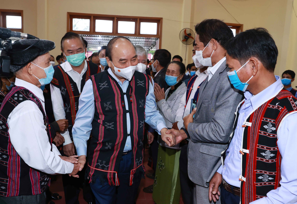 Hình ảnh Chủ tịch nước Nguyễn Xuân Phúc với đồng bào các dân tộc tỉnh Quảng Nam. (Ảnh: Thống Nhất/TTXVN)