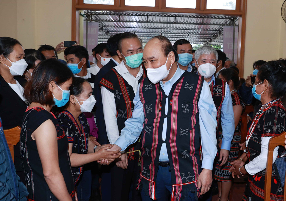 Chủ tịch nước Nguyễn Xuân Phúc với đồng bào các dân tộc tỉnh Quảng Nam. (Ảnh: Thống Nhất/TTXVN)