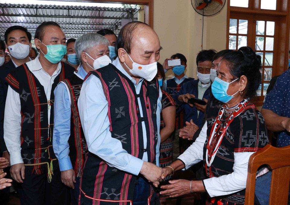 Sáng 15/11, Chủ tịch nước Nguyễn Xuân Phúc dự Ngày hội Đại đoàn kết toàn dân tộc năm 2021 tại xã Ba, huyện Đông Giang, tỉnh Quảng Nam. (Ảnh: Thống Nhất/TTXVN)