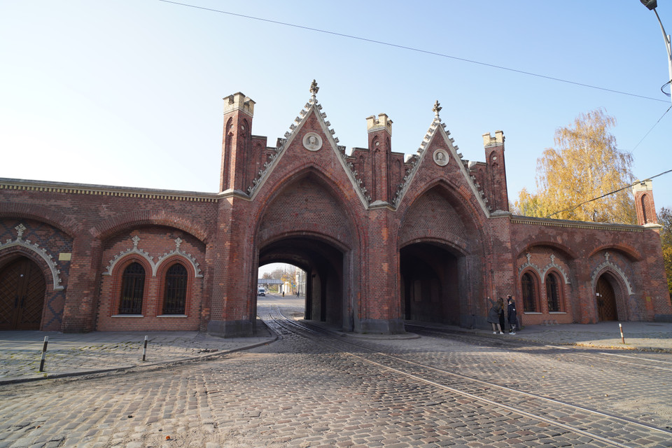 Cổng Brandenburg nằm trên đường Bagration (trước đây là đường Berlin) là một trong bảy cổng thành còn sót lại của thành phố Königsberg. Đây là cổng cổ duy nhất ở Kaliningrad vẫn cho phép xe qua lại. (Nguồn: TTXVN)