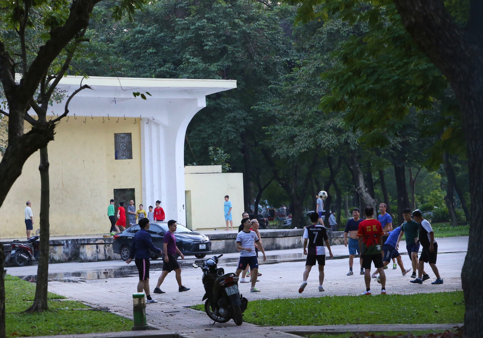 Một số người dân vẫn chủ quan không đeo khẩu trang khi tập thể dục tại Công Viên Thống Nhất(ảnh chụp chiều 10/11/2021). (Ảnh: Hoàng Hiếu/TTXVN)