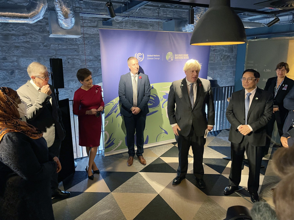 Thủ tướng Vương Quốc Anh Boris Johnson và Thủ tướng Phạm Minh Chính cùng nguyên thủ các nước và các tổ chức quốc tế tham dự buổi gặp. (Ảnh: TTXVN)