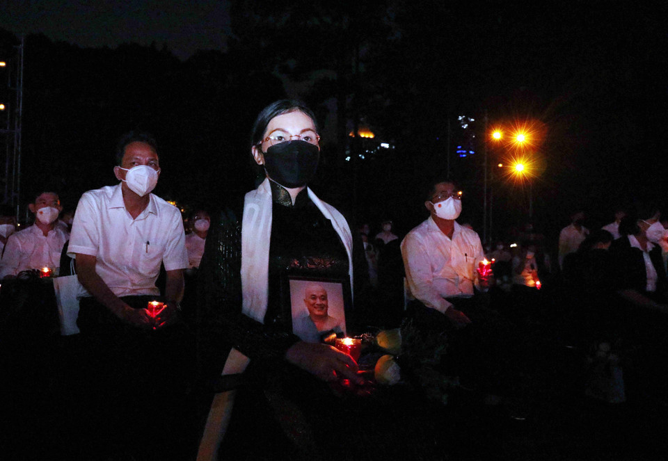 Đại diện thân nhân một số cán bộ, chiến sỹ, đồng bào hy sinh, tử vong trong đại dịch tham dự buổi lễ. (Ảnh: Xuân Khu/TTXVN)