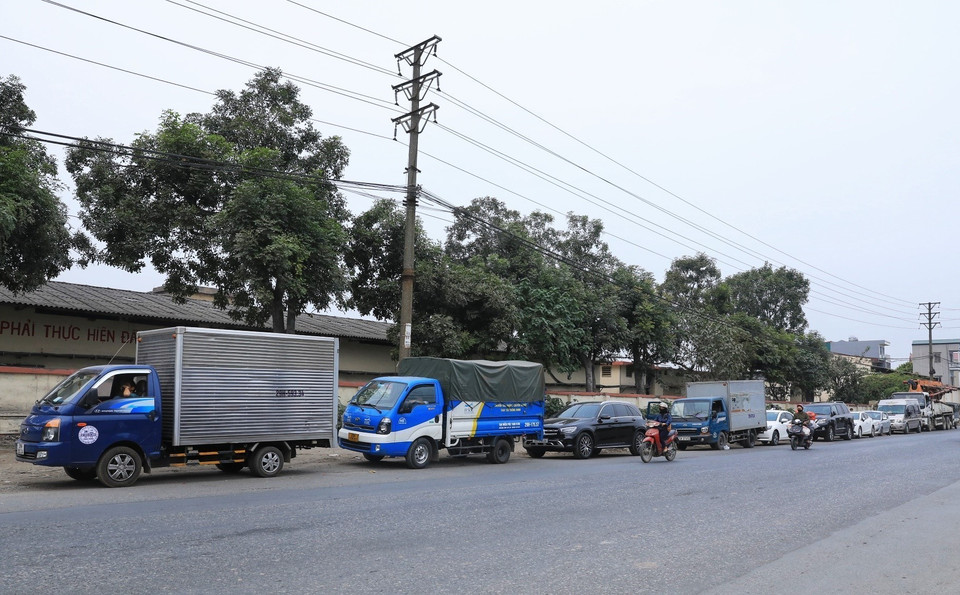 Các phương tiện đến đăng kiểm tại Trung tâm đăng kiểm 29-06V (Tam Hiệp, Thanh Trì) chiều 8/3. (Ảnh: Tuấn Anh/TTXVN)