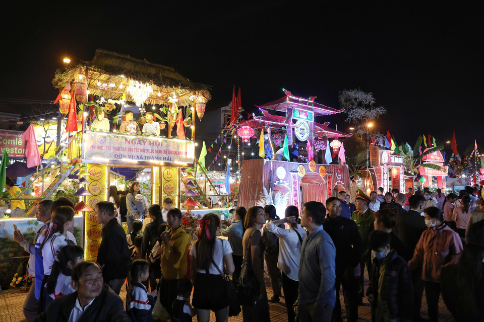 Giao lưu múa sạp tại ngày khai mạc. (Ảnh: Danh Lam/TTXVN)