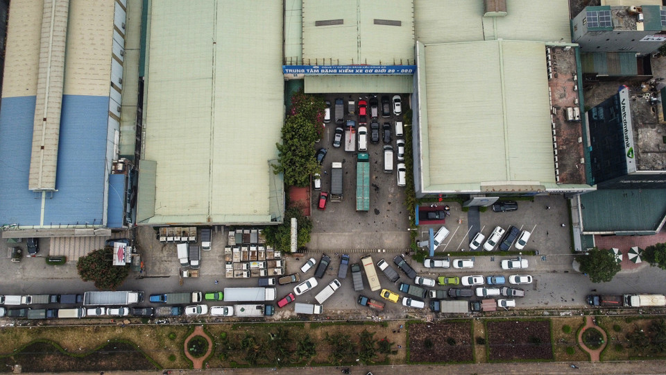 Các phương tiện xếp hàng dài tại Trung tâm đăng kiểm xe cơ giới 29-08D, Kim Chung, Hoài Đức. (Ảnh: Huy Hùng/TTXVN)