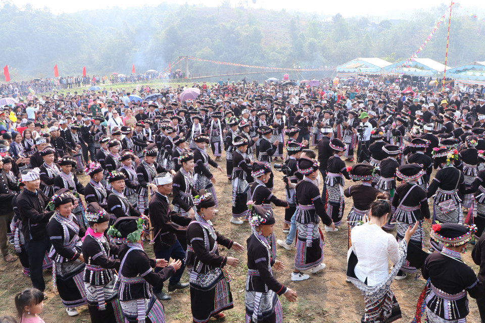 Người dân các bản ca hát, nhảy múa phía trước chùa sau nghi lễ cúng thần linh tại lễ hội. (Ảnh: Đinh Thùy/TTXVN)