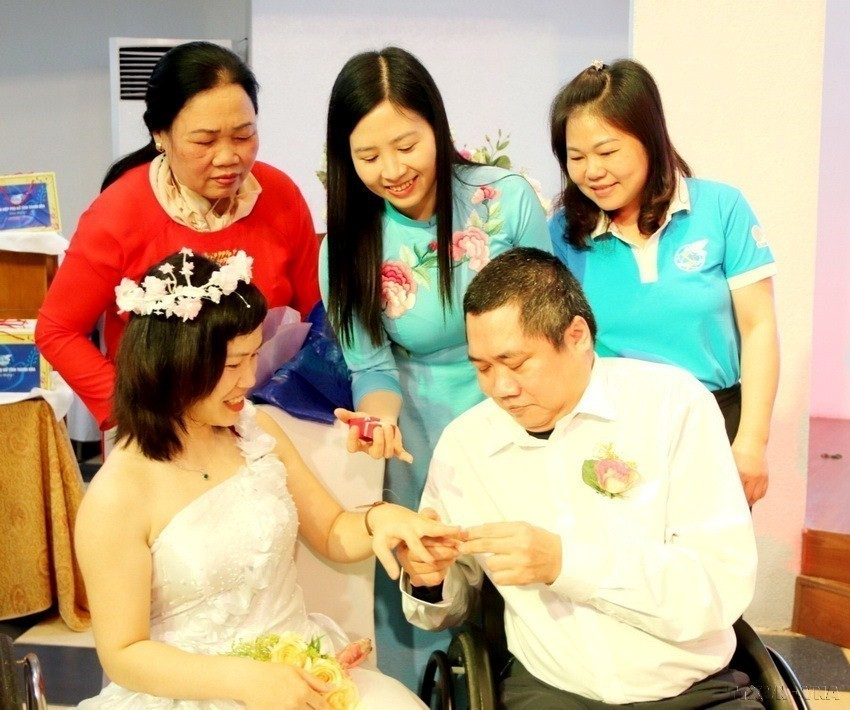 Hội Liên hiệp Phụ nữ tỉnh Thanh Hoá phối hợp với Hội Bảo trợ Người khuyết tật và Trẻ mồ côi tỉnh tổ chức lễ cưới tập thể cho 10 cặp đôi khuyết tật theo lễ nghi truyền thống trước sự chứng kiến của người thân, bạn bè. (Ảnh: Khiếu Tư/TTXVN)