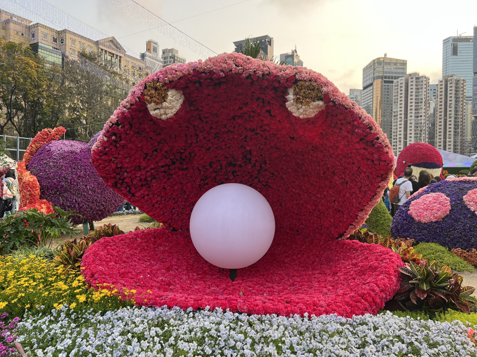 Tác phẩm Chú trai ngậm ngọc được làm từ hoa tại Triển lãm hoa Hong Kong, Trung Quốc. (Ảnh: Mạc Luyện/TTXVN)