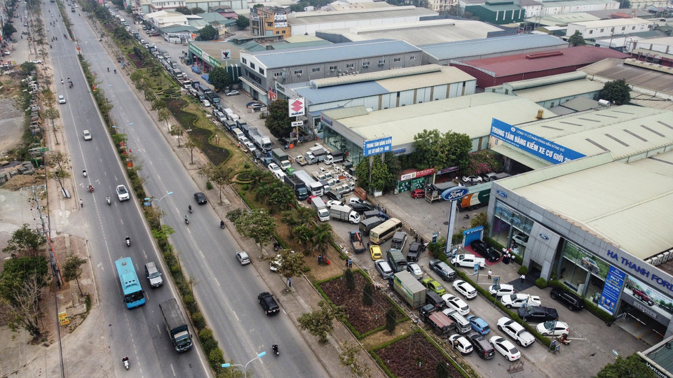 Các phương tiện xếp hàng dài tại Trung tâm đăng kiểm xe cơ giới 29-08D, Kim Chung, Hoài Đức. (Ảnh: Huy Hùng/TTXVN)