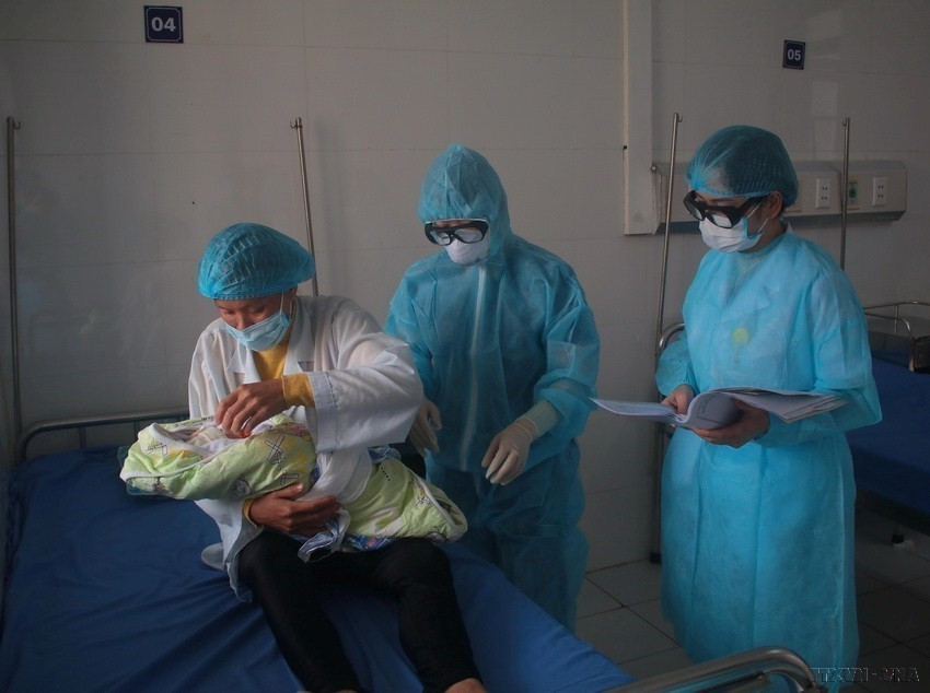 Trong xã hội hiện đại và xu thế hội nhập hiện nay, phụ nữ Việt Nam có nhiều đóng góp tích cực vào công cuộc đổi mới, xây dựng và bảo vệ Tổ quốc. Trong ảnh: Y, bác sỹ Bệnh viện Đa khoa tỉnh Cao Bằng thăm sức khỏe sản phụ sinh con tại khu vực cách ly phòng, chống dịch COVID-19. (Ảnh: Chu Hiệu/TTXVN)