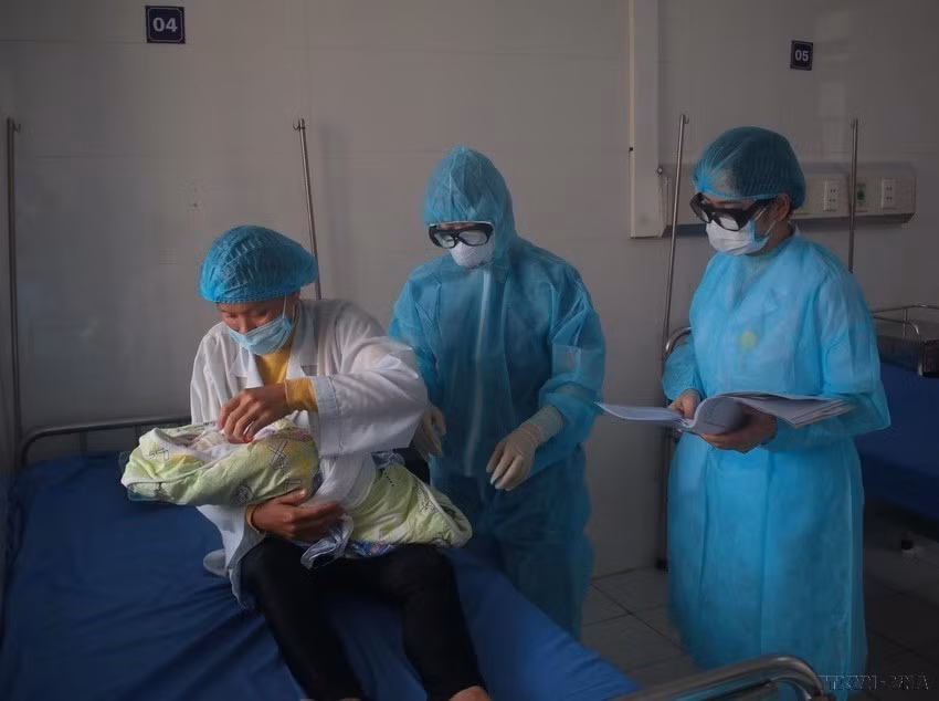 Trong xã hội hiện đại và xu thế hội nhập hiện nay, phụ nữ Việt Nam có nhiều đóng góp tích cực vào công cuộc đổi mới, xây dựng và bảo vệ Tổ quốc. Trong ảnh: Y, bác sỹ Bệnh viện Đa khoa tỉnh Cao Bằng thăm sức khỏe sản phụ sinh con tại khu vực cách ly phòng, chống dịch COVID-19. (Ảnh: Chu Hiệu/TTXVN)