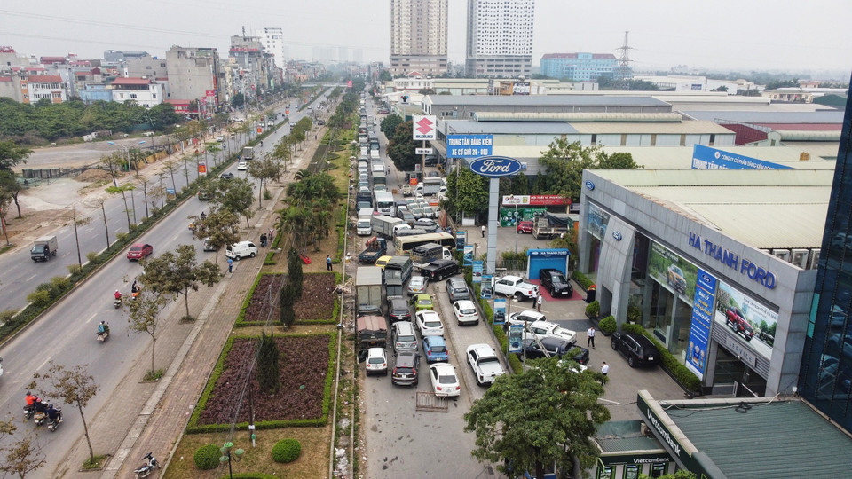 Các phương tiện xếp hàng dài tại Trung tâm đăng kiểm xe cơ giới 29-08D, Kim Chung, Hoài Đức. (Ảnh: Huy Hùng/TTXVN)