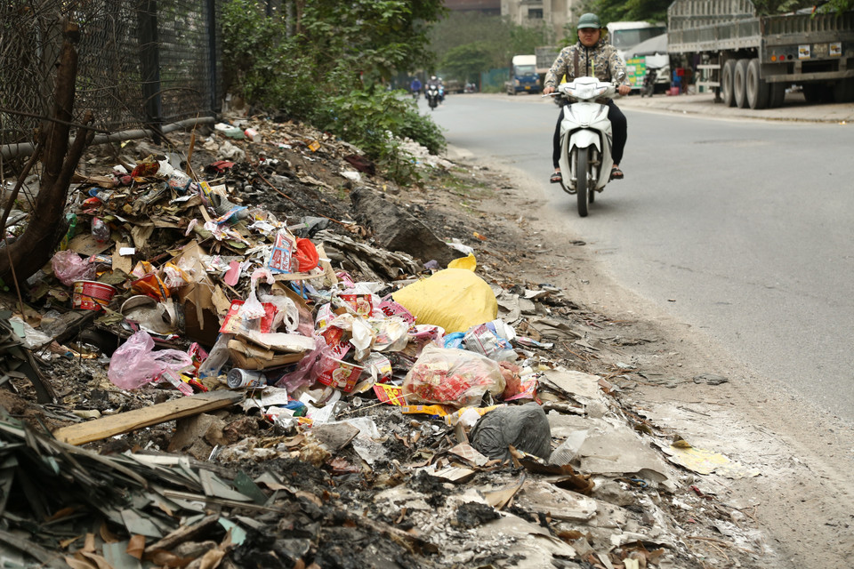 Rác thải sinh hoạt bị người dân vô tư xả ra ven đường khu đô thị Pháp Vân-Tứ Hiệp, quận Hoàng Mai, Hà Nội. (Ảnh: Thu Phương/TTXVN phát)