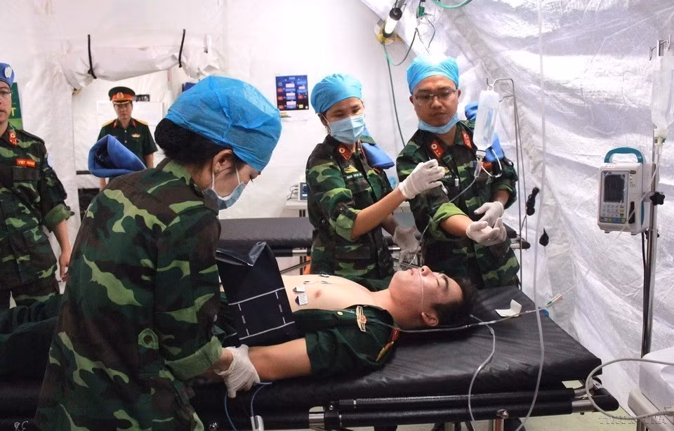 Phụ nữ tham gia vào nhiều ngành nghề, lĩnh vực, kể cả những công việc nặng nhọc, vất vả thường chỉ dành cho phái mạnh và ngày càng khẳng định vị trí, vai trò của mình. Trong ảnh: Nữ quân nhân Bệnh viện dã chiến cấp 2, số 1 thực hành huấn luyện trên bộ trước khi tham gia gìn giữ hòa bình tại Nam Sudan. (Ảnh: Xuân Khu/TTXVN)