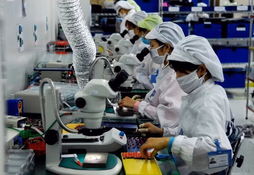 Phụ nữ Việt Nam chiếm 51% lực lượng lao động và đóng vai trò chính trong công việc gia đình và nuôi dạy con cái. Trong ảnh: Nữ công nhân công ty Power Logics (Vĩnh Phúc), vốn đầu tư của Hàn Quốc đang tăng cường sản xuất để đảm bảo tiến độ kế hoạch 2020. (Ảnh: Danh Lam/TTXVN)