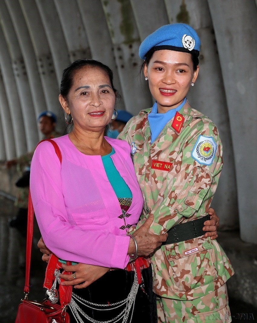 Phụ nữ tham gia vào nhiều ngành nghề, lĩnh vực, kể cả những công việc nặng nhọc, vất vả thường chỉ dành cho phái mạnh và ngày càng khẳng định vị trí, vai trò của mình. Trong ảnh: Người mẹ dân tộc Mường (Hòa Bình) tiễn con gái lên đường thực hiện nhiệm vụ gìn giữ hòa bình Liên hợp quốc. (Ảnh: Trọng Đức/TTXVN)