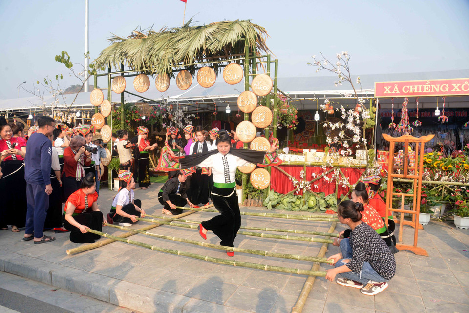 Các cô gái dân tộc Thái trình diễn nhảy sạp tại Lễ hội “Mùa hoa Ban” 2023. (Ảnh: Quang Quyết/TTXVN)