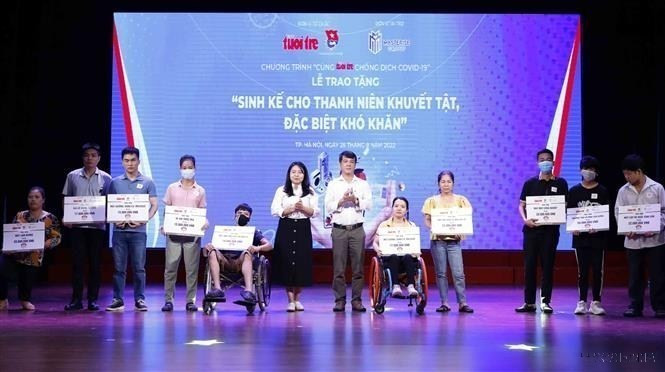 Thành đoàn Hà Nội phối hợp với báo Tuổi trẻ tổ chức trao "Sinh kế cho thanh niên khuyết tật, đặc biệt khó khăn" sau đại dịch COVID-19 (2022). (Ảnh: An Đăng/TTXVN)