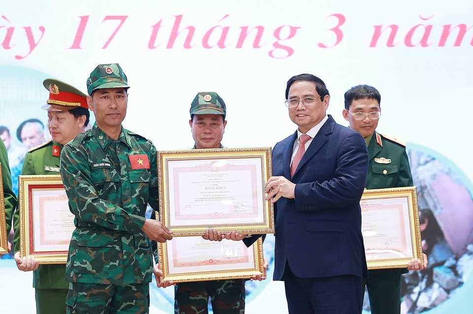 Thủ tướng Phạm Minh Chính trao Bằng khen tặng các tập thể hoàn thành xuất sắc nhiệm vụ cứu hộ, cứu nạn tham gia khắc phục hậu quả thảm hoạ động đất tại Thổ Nhĩ Kỳ. (Ảnh: Dương Giang/TTXVN)