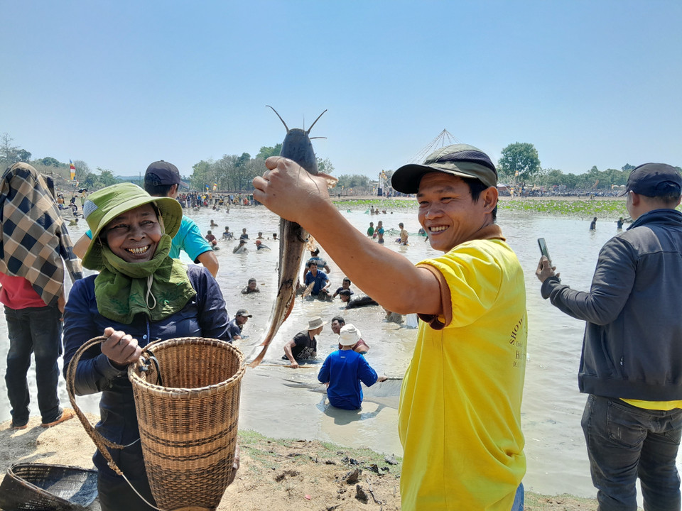 Quang cảnh lễ Phá Bàu. (Ảnh: K GỬIH/TTXVN)