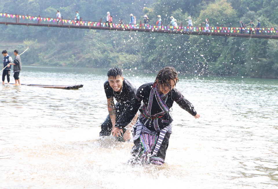 Trai bản trên, gái bản dưới, không phân biệt người già, trẻ nhỏ kéo nhau ra suối thực hiện phong tục té nước. Với quan niệm ướt càng nhiều, may mắn sẽ đến càng nhiều nên ai cũng mong mình được té ướt càng nhiều càng tốt. (Ảnh: Đinh Thùy/TTXVN)