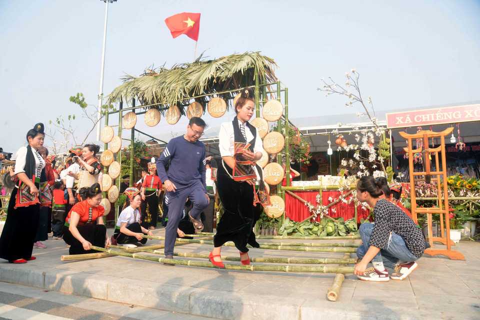 Trình diễn nhảy sạp tại Lễ hội “Mùa hoa Ban” 2023. (Ảnh: Quang Quyết/TTXVN)