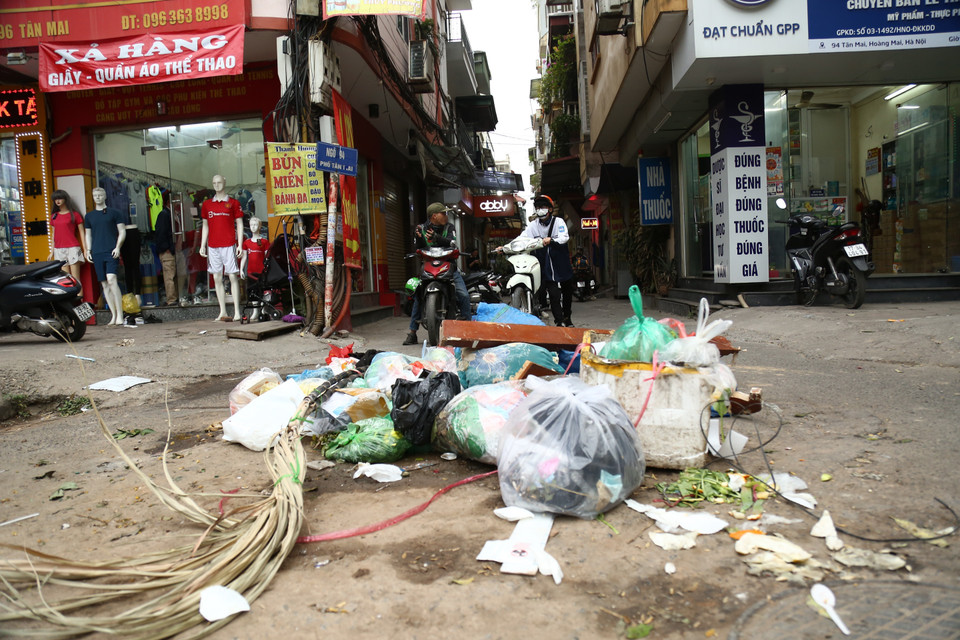 Bãi rác tự phát mỗi chiều nằm giữa ngõ 94 Tân Mai, quận Hoàng Mai, Hà Nội. (Ảnh: Thu Phương/TTXVN phát)