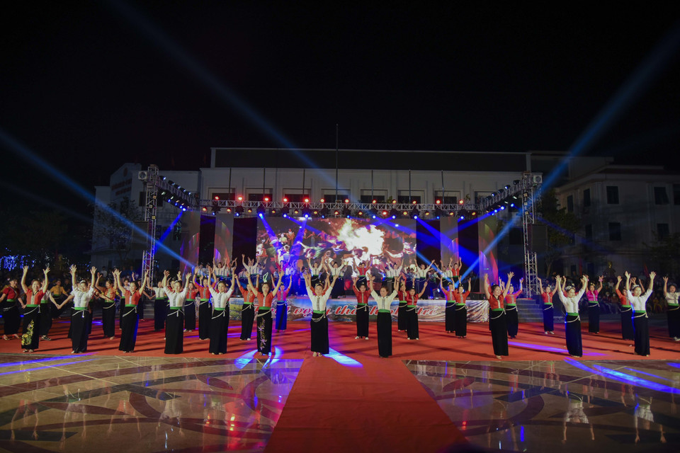 Tối 11/3, tại Quảng trường Him Lam, Ủy ban Nhân dân thành phố Điện Biên Phủ (tỉnh Điện Biên) phối hợp với các đơn vị tổ chức chương trình diễu hành đường phố với chủ đề “Rực rỡ đêm hội hoa Ban.” Đây là hoạt động ý nghĩa trong khuôn khổ Lễ hội Hoa Ban năm 2023 và Ngày hội Văn hóa, Thể thao và Du lịch tỉnh Điện Biên lần thứ VII. (Ảnh: Xuân Tư/TTXVN)