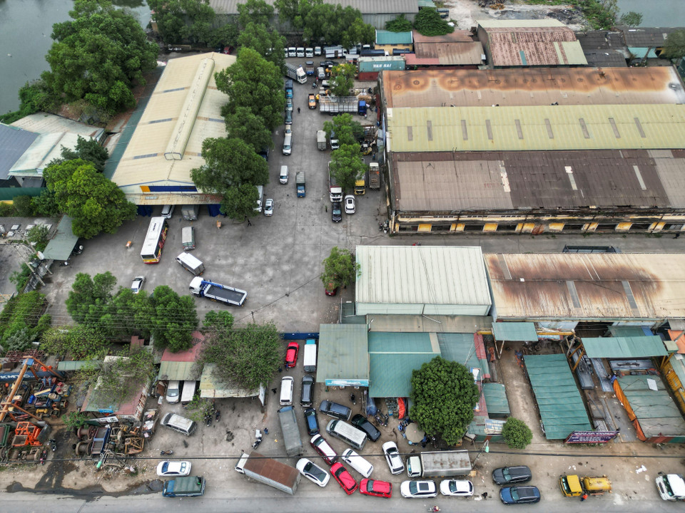 Các phương tiện xếp hàng dài tại Trung tâm đăng kiểm xe cơ giới 29-06V, Tam Hiệp, Thanh Trì. (Ảnh: Tuấn Anh/TTXVN)