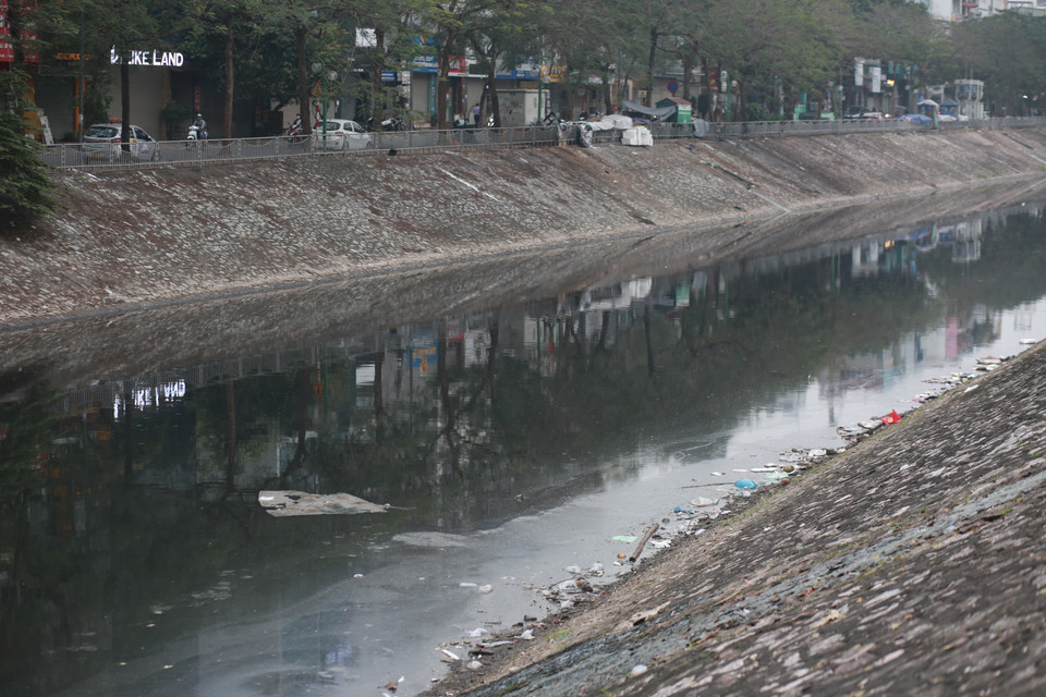 Rác thải trôi dọc theo dòng nước ô nhiễm đen ngòm của sông Tô Lịch tại địa phận quận Cầu Giấy, Hà Nội. (Ảnh: Thu Phương/TTXVN phát)