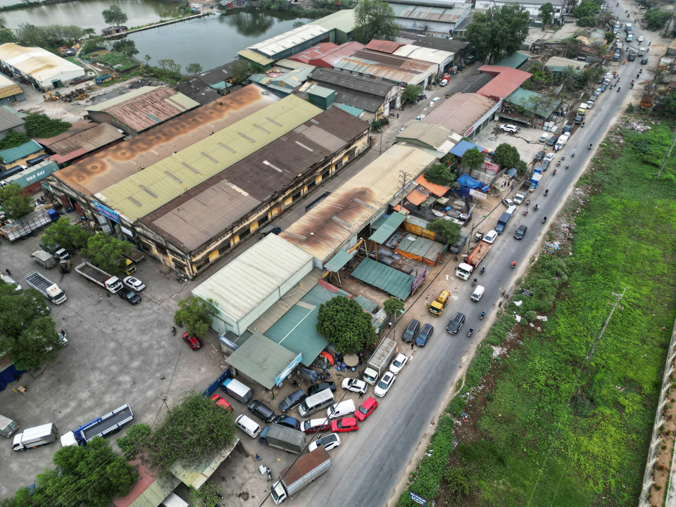 Các phương tiện xếp hàng chật kín lối vào tại Trung tâm đăng kiểm xe cơ giới 29-08D, Kim Chung, Hoài Đức. (Ảnh: Huy Hùng/TTXVN)